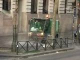 歩道を回転式ブラシで清掃する車
