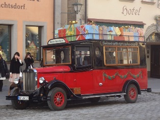 プレゼントを一杯積んだ赤い車　ローテンブルク