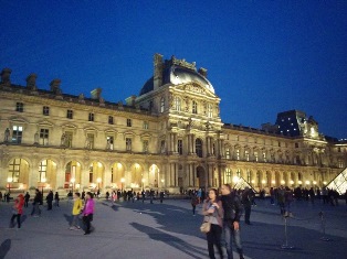 ルーブル美術館の夕暮れ
