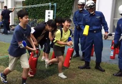 避難所防災訓練に参加しましょう。　四谷第六小学校での訓練の様子です。