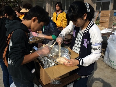 避難所防災訓練に参加しましょう。　花園小学校での訓練の様子です。Let's participate in a drill