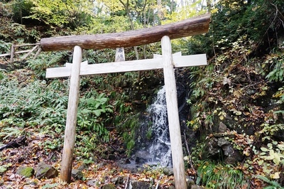 春日内観音堂　鳥居と滝