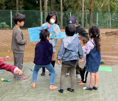 子どもが読み手のおはなし会、聞き手の子も前へ前へ！