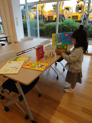 絵本は常に子どもがじぶんで開けるところに…