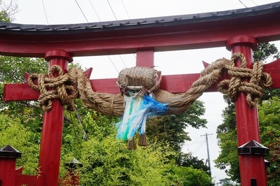 胸肩神社　鳥居大注連縄