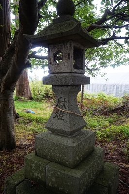 灯籠　胸肩神社