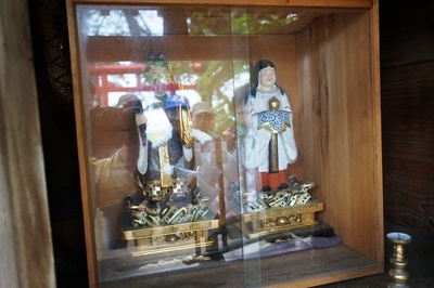 祠内　三社神社向かい