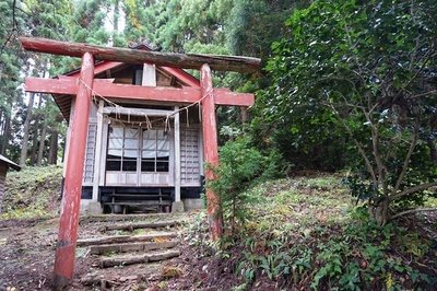 神社口　稲荷社裏の斜面を上る