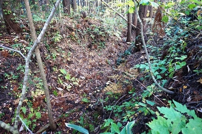 西遺稿　切り通し 崖岸から壕道をみる