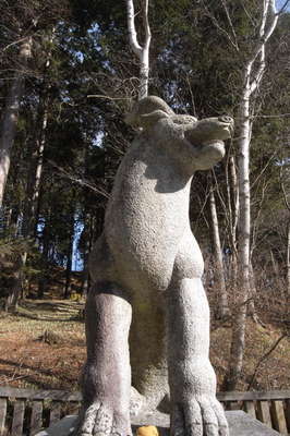 三峯神社の三柱鳥居の狼