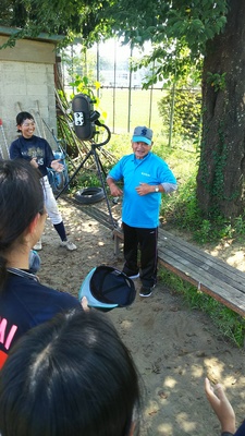 和田さんにポロシャツプレゼント