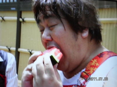 スイカを食べる