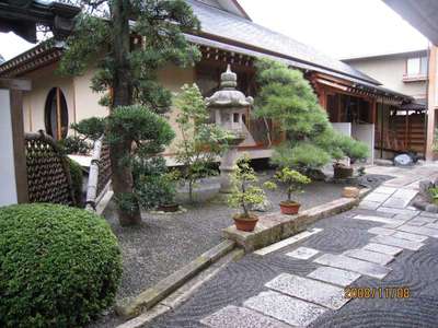 正面玄関左手の庭