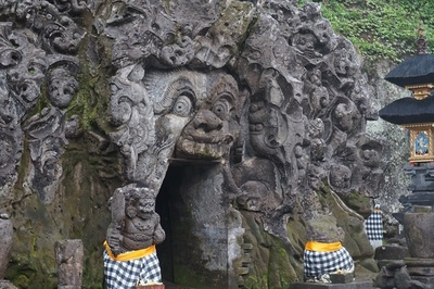 鬼面カーラの彫刻