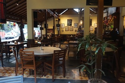 バタンワル 店内