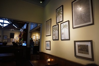 バタンワル 店内壁の絵