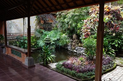 ネカ美術館中庭