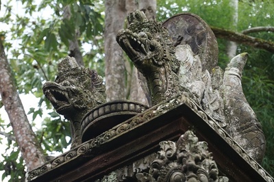 祠の上の龍