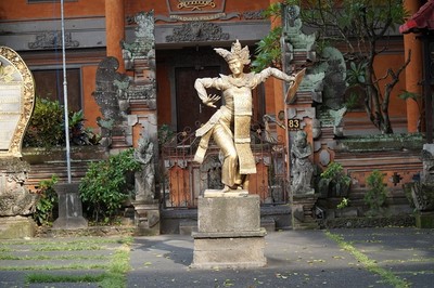 Peliatan Palace 正面の踊り子像