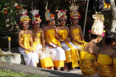プラ・デサのオダラン 子どもたちの踊り子