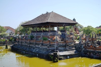 バレ・カンバン Bale Kambang (Taman Gili)
