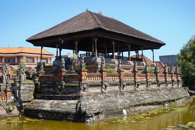 バレ・カンバン Bale Kambang (Taman Gili)