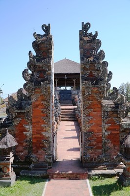 割れ門 チャンディ・ブンタル  candi bentar