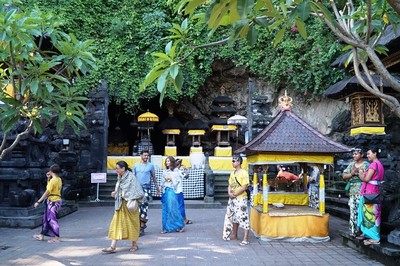 洞窟入口の祠