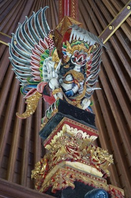 バレ角に祀られるガルーダ　Garuḍa