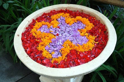 水に浮かぶ花飾り