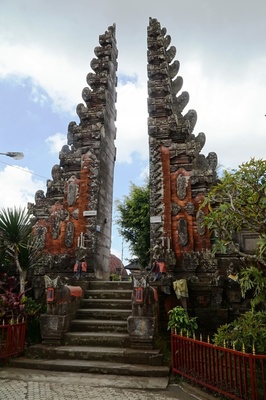 割れ門 チャンディ・ブンタル candi bentar