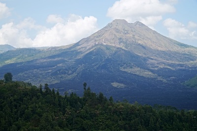 店のテラスから見るバトゥール山