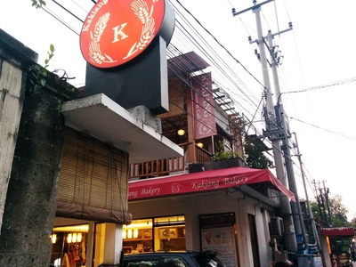 カキアン ベーカリー ＆ カフェ　道から見える外観