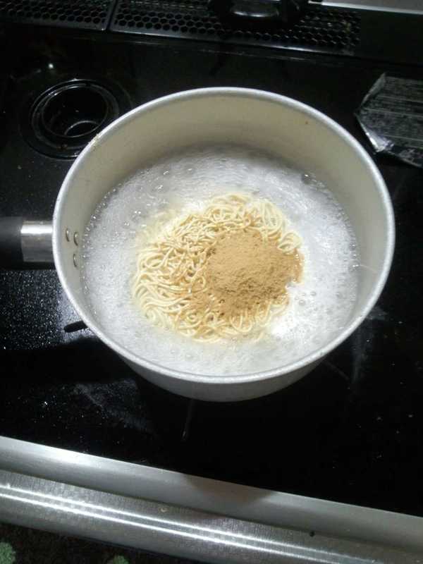 お腹すいたのでラーメン作る。