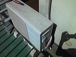 古いエアコン回収いたしました。