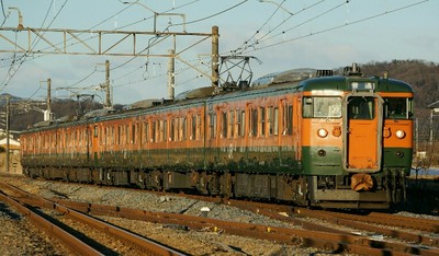 朝日を浴びる115系