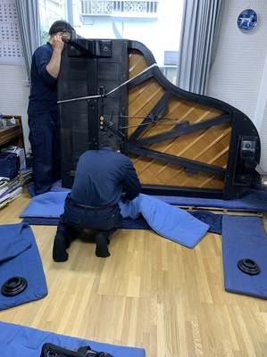 グランドピアノの部屋移動をしました。