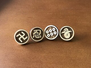 木製ピンバッジ